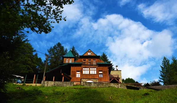 Cottage in big slope of Pieniny mountains — Stock Photo, Image