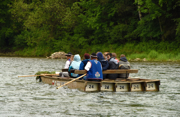 Лодки на реке Дунаец в горах Пенины
