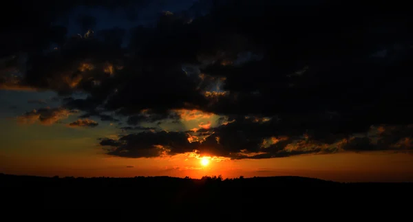 Coucher de soleil dans les montagnes Krusne hory — Photo