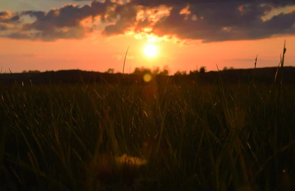 Puesta de sol en las montañas Krusne hory — Foto de Stock