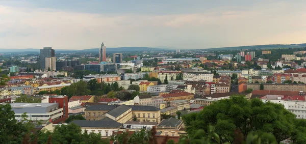 Stora staden Brno med slottet Špilberk — Stockfoto