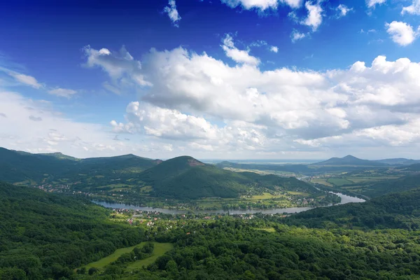 Skalky Labe Nehri üzerinde göster