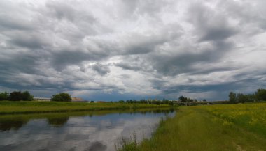 Kara bulutlar gökyüzü Nehri Vltava yakınındaki