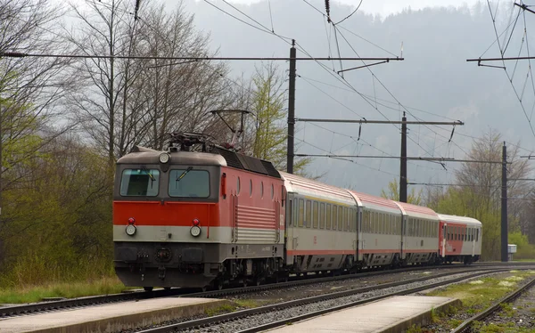 Treno in stazione Steyrling in Austria — Foto Stock