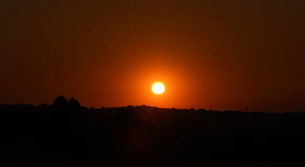 Puesta de sol en el camino cerca de pueblo Tisa — Foto de Stock