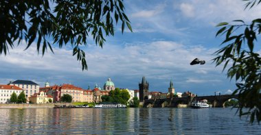 Tekneler ve köprü Vltava Nehri