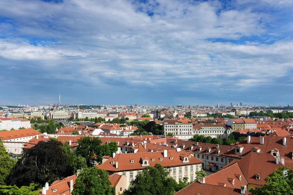 Prague castle yakınındaki bahçesinden Prag — Stok fotoğraf