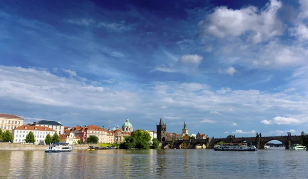 Rio Vltava com barcos e pontes — Fotografia de Stock