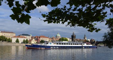 Tekneler ve köprü Vltava Nehri