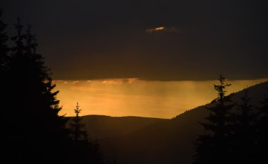 Akşam Jeseniky dağlarda günbatımı