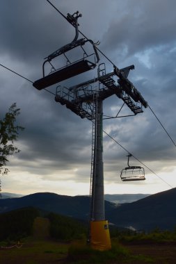 Akşam Jeseniky dağlarda günbatımı