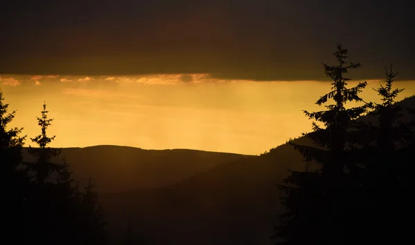 Pôr do sol à noite em montanhas Jeseniky — Fotografia de Stock