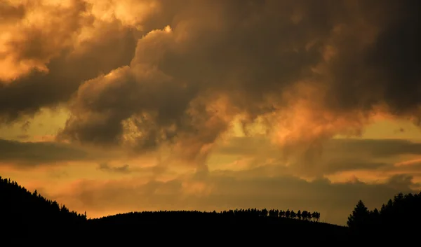 Pôr do sol à noite em montanhas Jeseniky — Fotografia de Stock