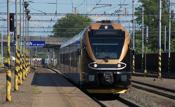 Svart guld tåg i station Zabreh na Morave — Stockfoto