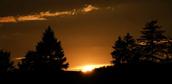 Sonnenuntergang in der Nähe der Kleinstadt okrisky — Stockfoto