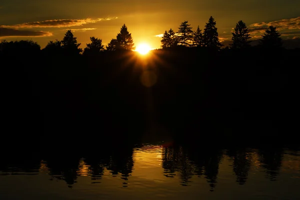 Tramonto vicino alla piccola città Okrisky vicino stagno — Foto Stock