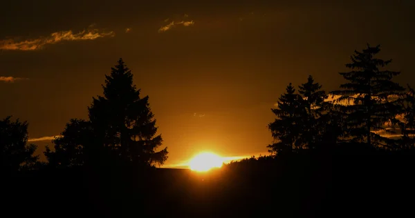 Apus de soare în apropierea orașului Okrisky lângă iaz — Fotografie, imagine de stoc