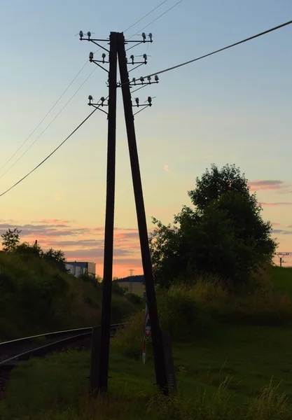 Masten in der Nähe von Bahngleisen in okritischer Stadt — Stockfoto