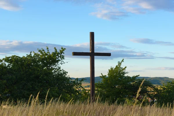 Kruisbeeld op heuvel in de buurt van Okrisky stad — Stockfoto