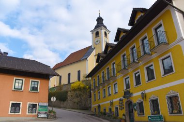 Bahar zamanı Grunau im Almtal town yakınındaki Alpleri'nde