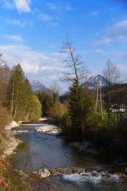 Bahar zamanı Grunau im Almtal town yakınındaki Alpleri'nde