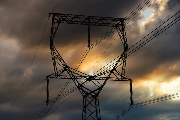 Poteau électrique avec couleurs coucher de soleil — Photo