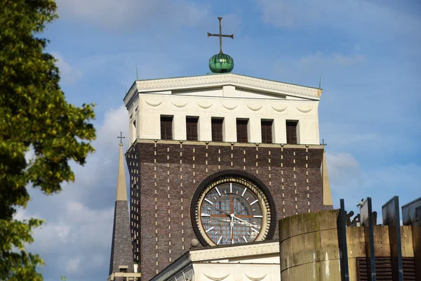 布拉格维诺赫拉迪部分的教堂和塔楼 — 图库照片