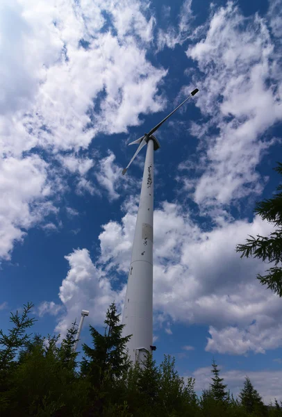 Elektrownia wiatrowa z błękitnego nieba — Zdjęcie stockowe