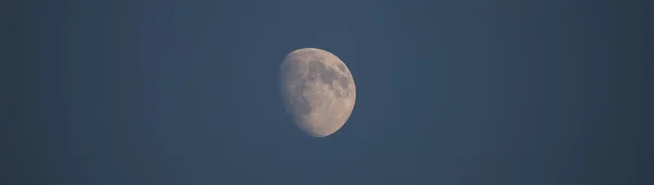 Lua no céu azul na noite de verão — Fotografia de Stock