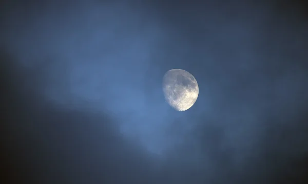 Σελήνη στο γαλάζιο του ουρανού στο καλοκαιρινό βράδυ — Φωτογραφία Αρχείου