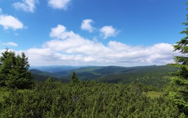 Güneşli yaz günü Krkonose dağlarında