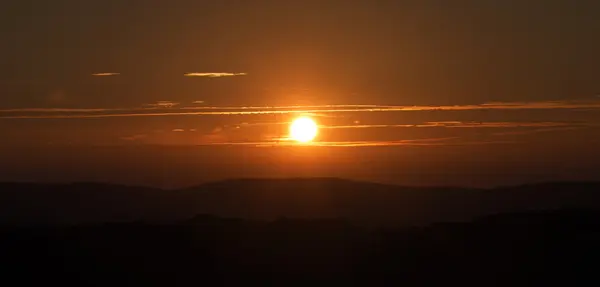 Sonnenuntergang in der Nähe von Dorf roprachtice in krkonose — Stockfoto