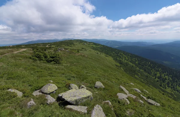 Dia ensolarado de verão nas montanhas Krkonose — Fotografia de Stock