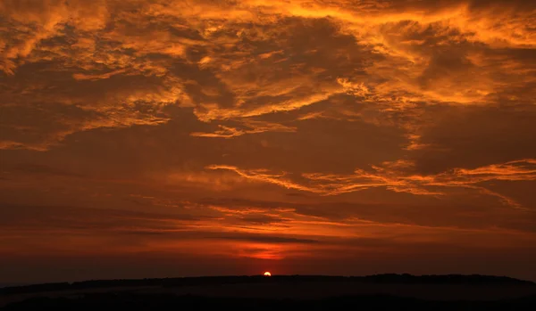 Roter orangefarbener Sonnenaufgang in Palava — Stockfoto