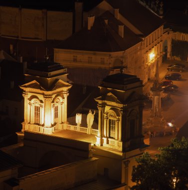 Gece Mikulov kasabasında eski kilise ile