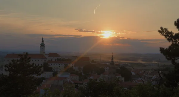 Západ slunce nad městem Mikulov v létě — Stock fotografie