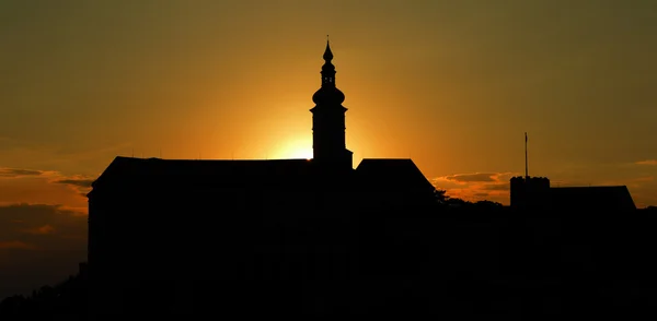 Pôr do sol sobre a cidade de Mikulov no verão — Fotografia de Stock