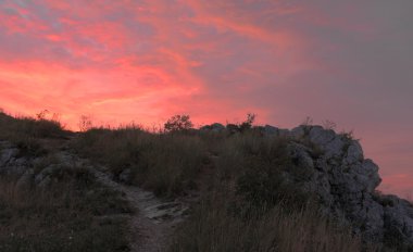 E alan kırmızı turuncu gündoğumu