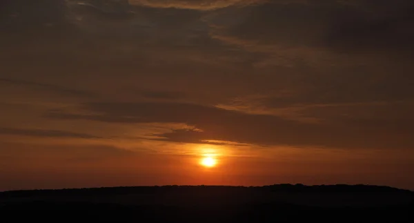 Lever de soleil orange rouge dans la région de Palava — Photo