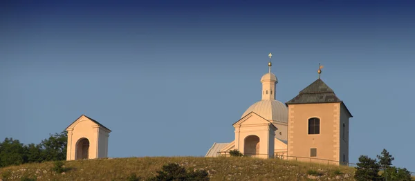 Capela e igreja na colina em Mikulov — Fotografia de Stock