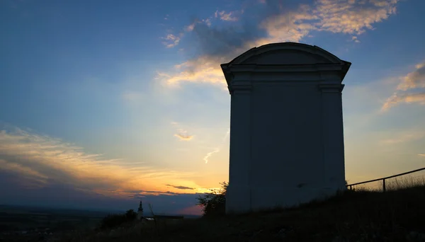 Kapel en kerk op de heuvel in Mikulov — Stockfoto