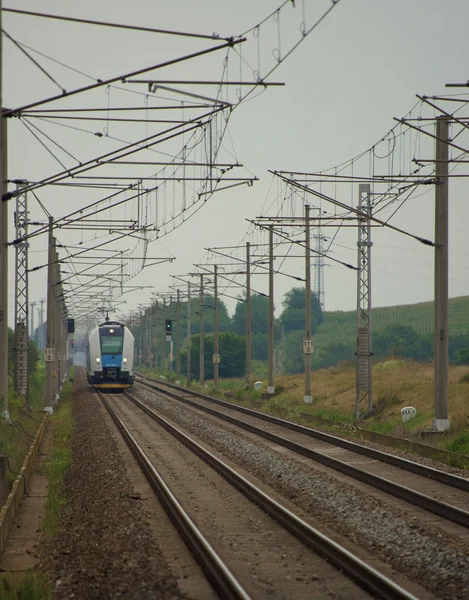 Tåget kommer till station Popice — Stockfoto