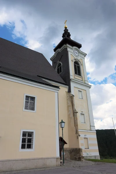 Grote kerk op de heuvel in Unterhoflein dorp — Stockfoto