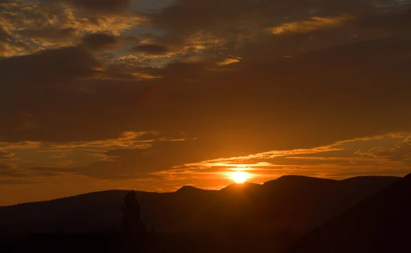 Lever de soleil orange en Autriche montagnes dans le village — Photo