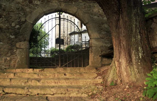 Altes Tor zum alten Friedhof — Stockfoto