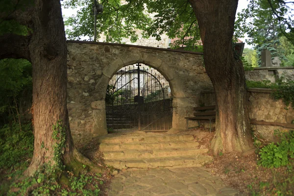 Old gate to old cemetery — Stock Photo, Image