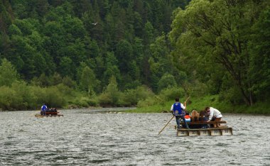 Yaz aylarında Dunajec nehrinde tekne