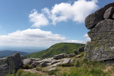 Krkonose Dağları'nda bulutlu ve güneşli gün