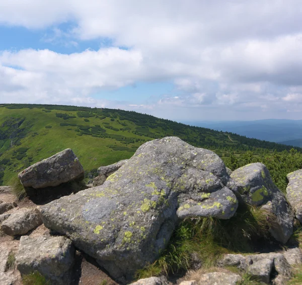 Dia ensolarado e nublado nas montanhas de Krkonose — Fotografia de Stock