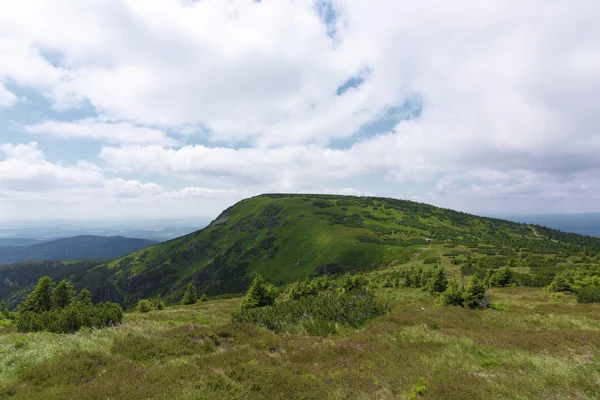 Dia ensolarado e nublado nas montanhas de Krkonose — Fotografia de Stock